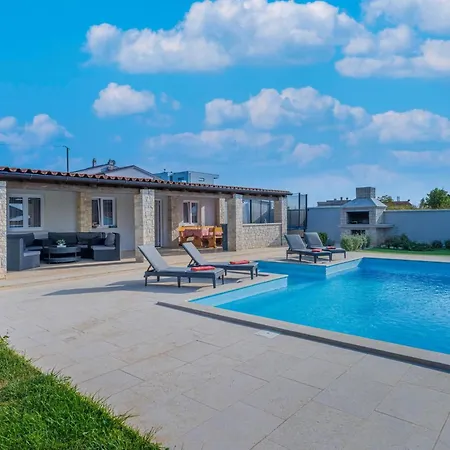 Georgine By Interhome * Pula