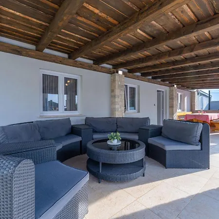 Georgine By Interhome Pula