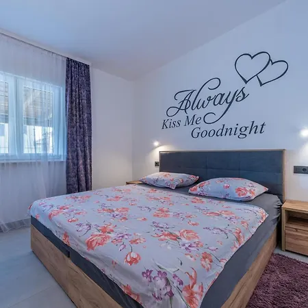 Georgine By Interhome * Pula