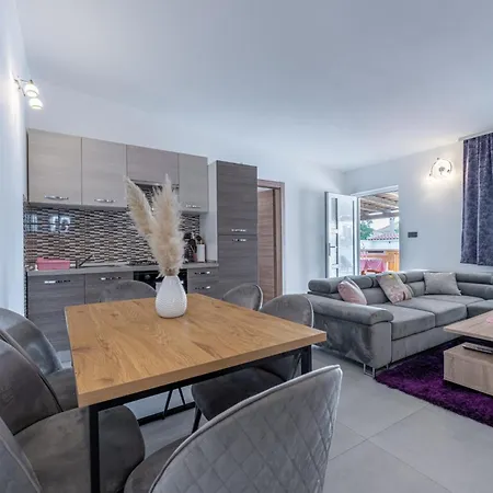 Georgine By Interhome * Пула