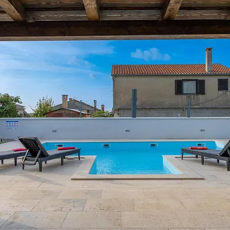 Georgine By Interhome * Pula