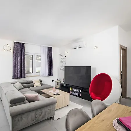 Georgine By Interhome *