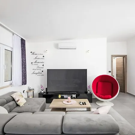 Georgine By Interhome * Pula