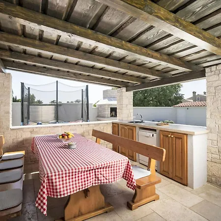 Georgine By Interhome * Pula