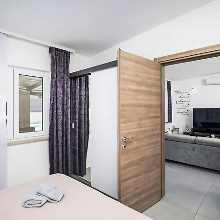 Georgine By Interhome Pula