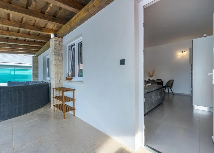 Georgine By Interhome * Pula