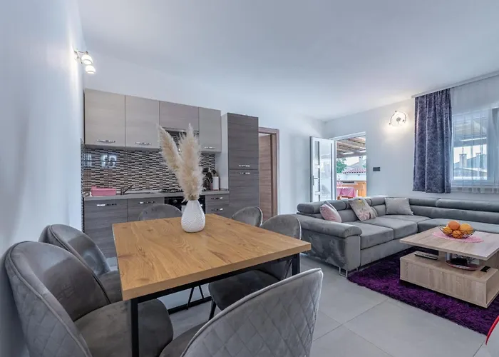 Georgine By Interhome * Pula