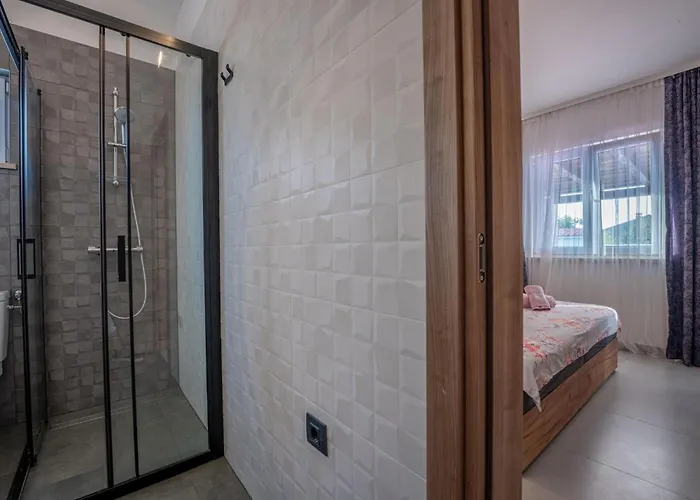 Georgine By Interhome * Pula